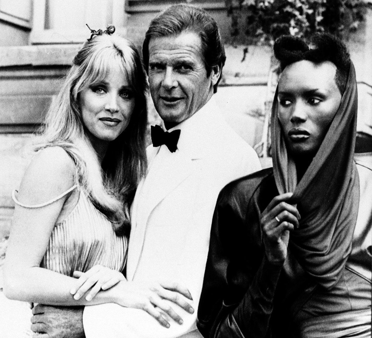 Roger Moore, Tanya Roberts (vľavo) a Grace...