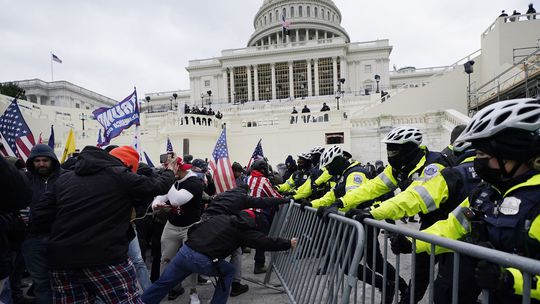 Do budovy Kongresu vtrhli Trumpovi stúpenci. Washington vyhlásil zákaz vychádzania