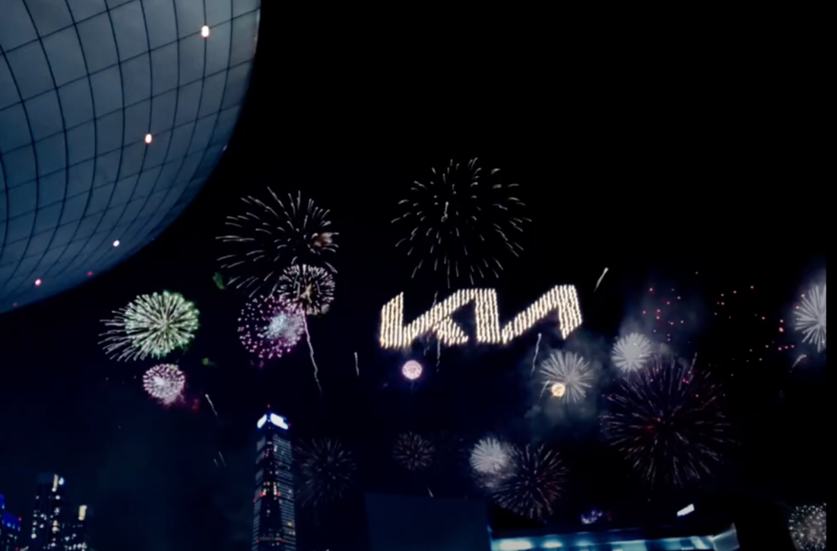 Pyrotechnická show pri odhalení nového loga...