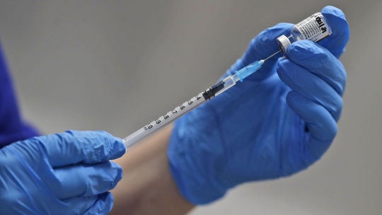 Analytik Šuster: Tlak na nemocnice by sa znížil, keby sa rýchlo zaočkovali 80-roční