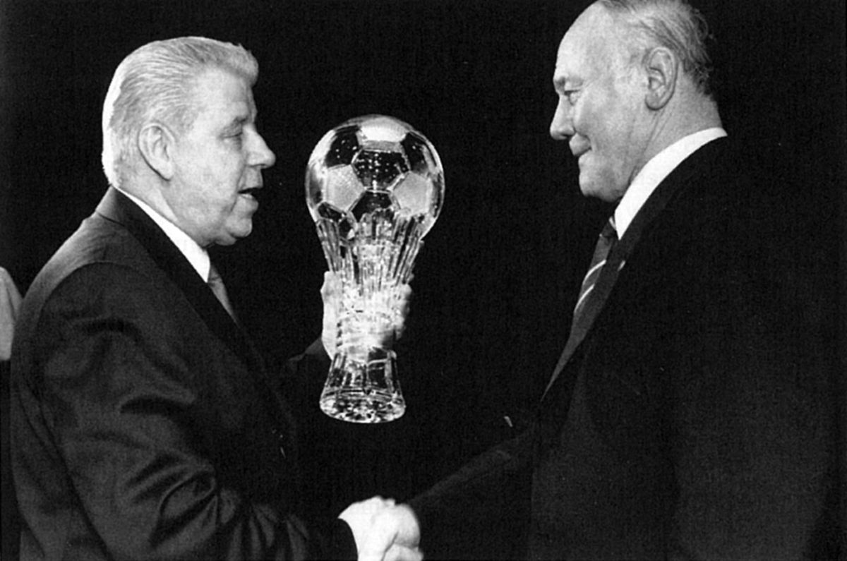 Cenu pre Futbalistu storočia preberá Ján...