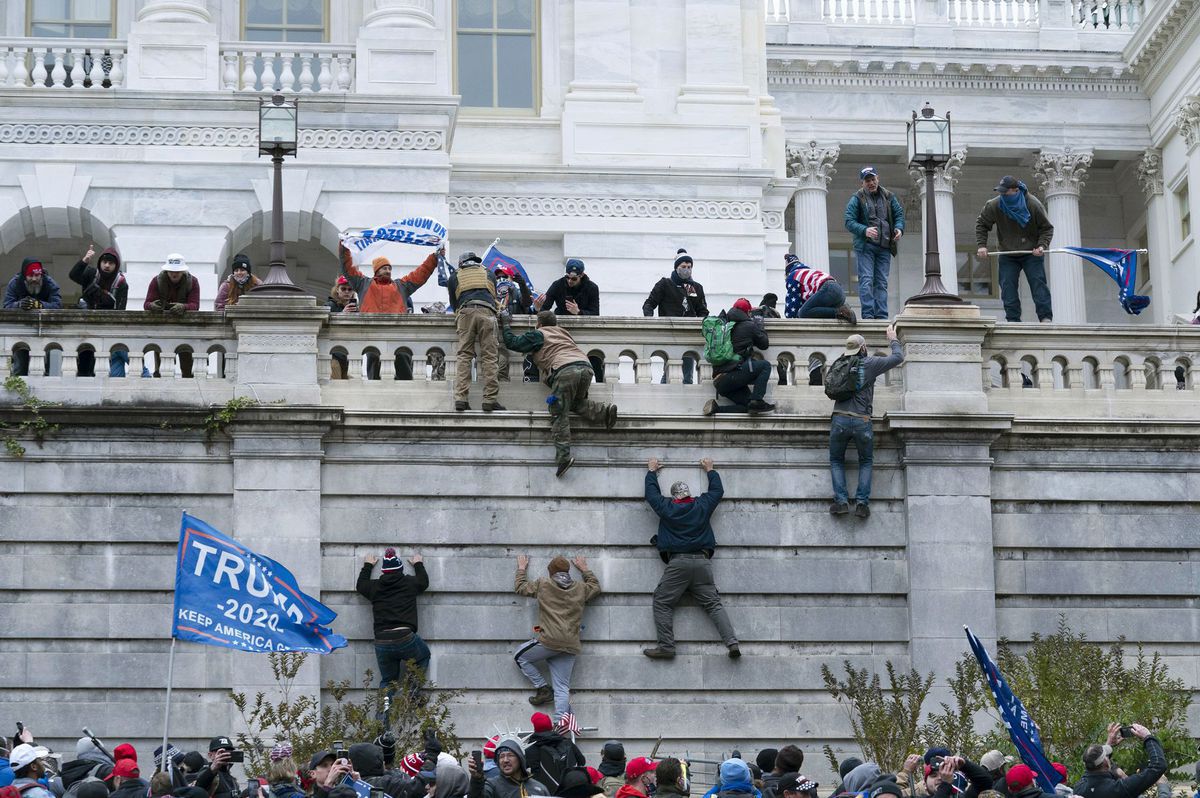 Rozhnevaní stúpenci prezidenta Donalda Trumpa...
