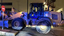 Pomsta za výpoveď: Zúfalý zamestnanec Mercedesu neuniesol ‘vyhadzov‘. Bagrom zničil 50 áut