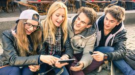 Tvár v mobile, neschopnosť rozprávať sa. Vyrastá nám „kovidová“ generácia?