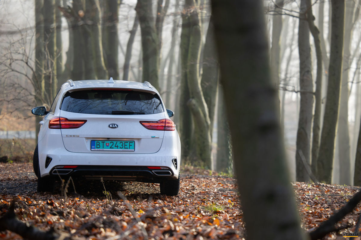 Plug-in hybrid má už v základe v cene aj full...