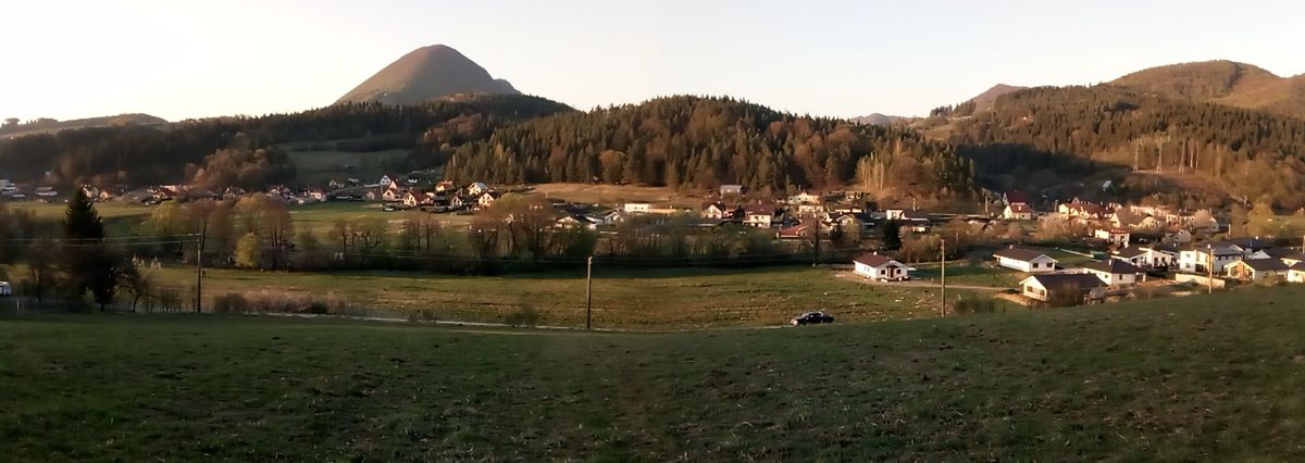 Domanižanku prezrádza línia stromov. Výstavba...