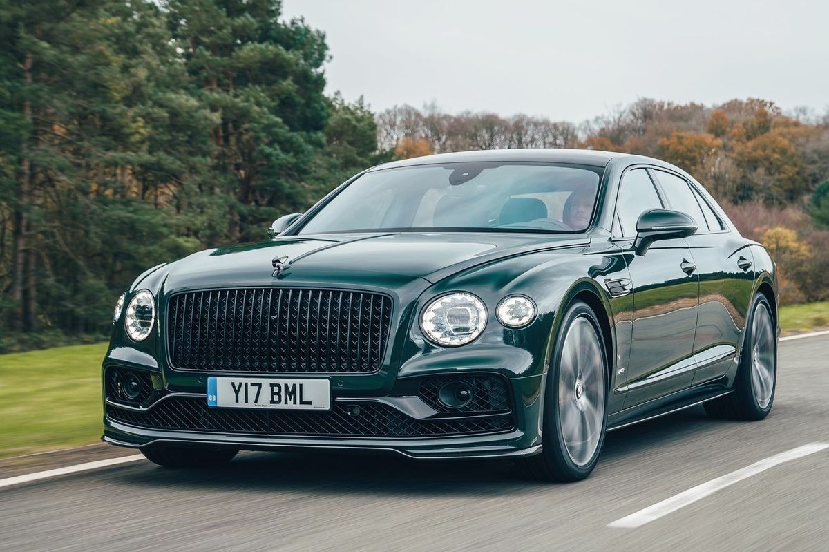 Flying Spur V8 má menej formálny vzhľad ako...