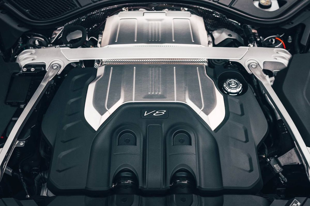 Srdcom „slabšieho“ Flying Spur je motor 4,0 V8...