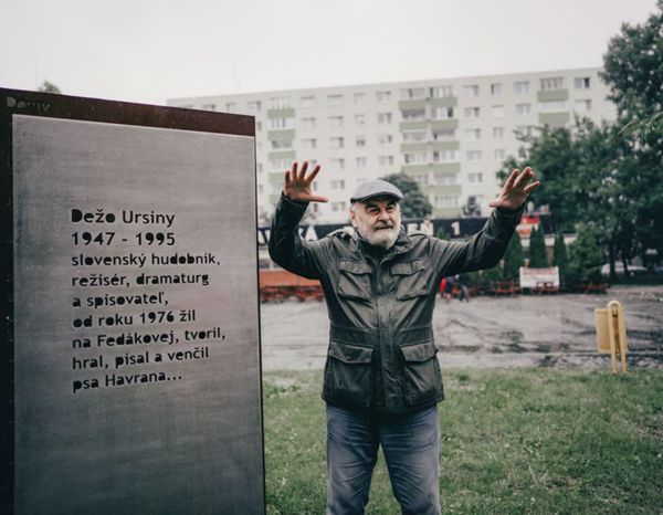 Spisovateľ Ivan Štrpka pri pamätnej tabuli,...