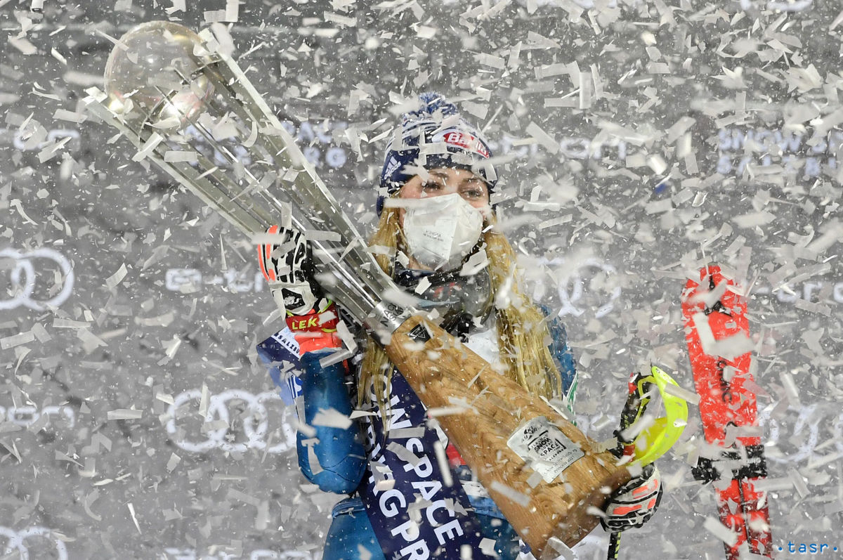 Mikaela Shiffrinová s víťaznou trofejou v...
