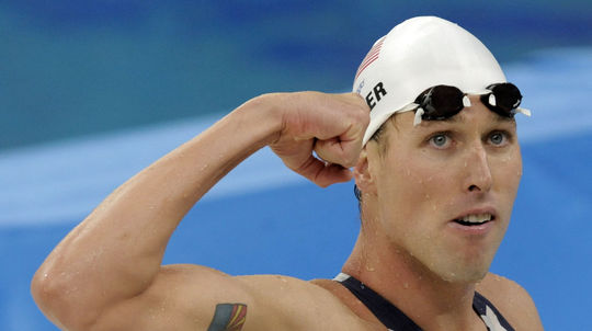 Olympijského zlatého víťaza v plávaní Kellera obvinili za účasť na útoku na Kongres