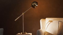 Stolová lampa s medeným efektom Zara Home, predáva sa za 69,99 eura. 
