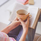 kniha, žena, čítanie, čaj, káva, oddych, relax