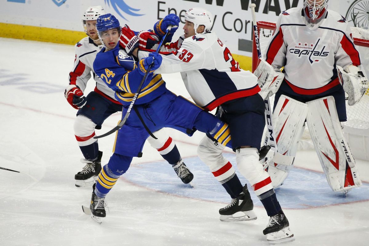 Zdeno Chára v drese Washingtonu a Dylan Cozens...