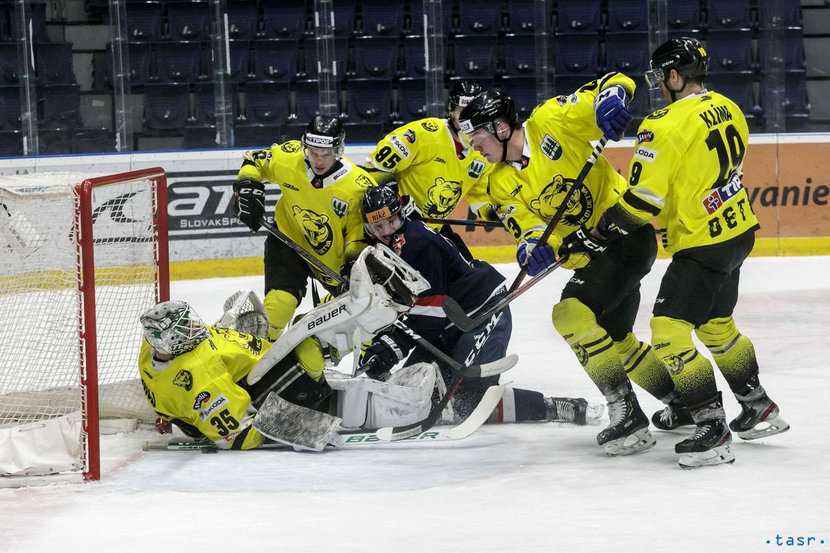 Situácia pred detvianskou bránkou počas zápasu...