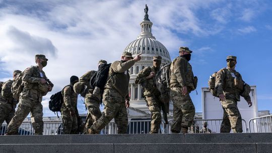 FBI pred inauguráciou Bidena preveruje vojakov z Národnej gardy