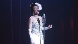 Speváčka a herečka Andra Day vo filme The United Stated vs. Billie Holiday. Kostýmy pre film vytvorila talianska značka Prada. 