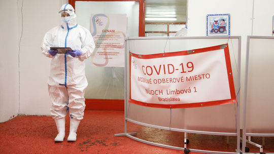 Dominika Cibulková v ochrannom obleku pomáha...