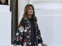 Trump Christmas Jedným z ukážkových lookov Melanie Trumpovej bol aj kabát s výrazným florálnym motívom. 