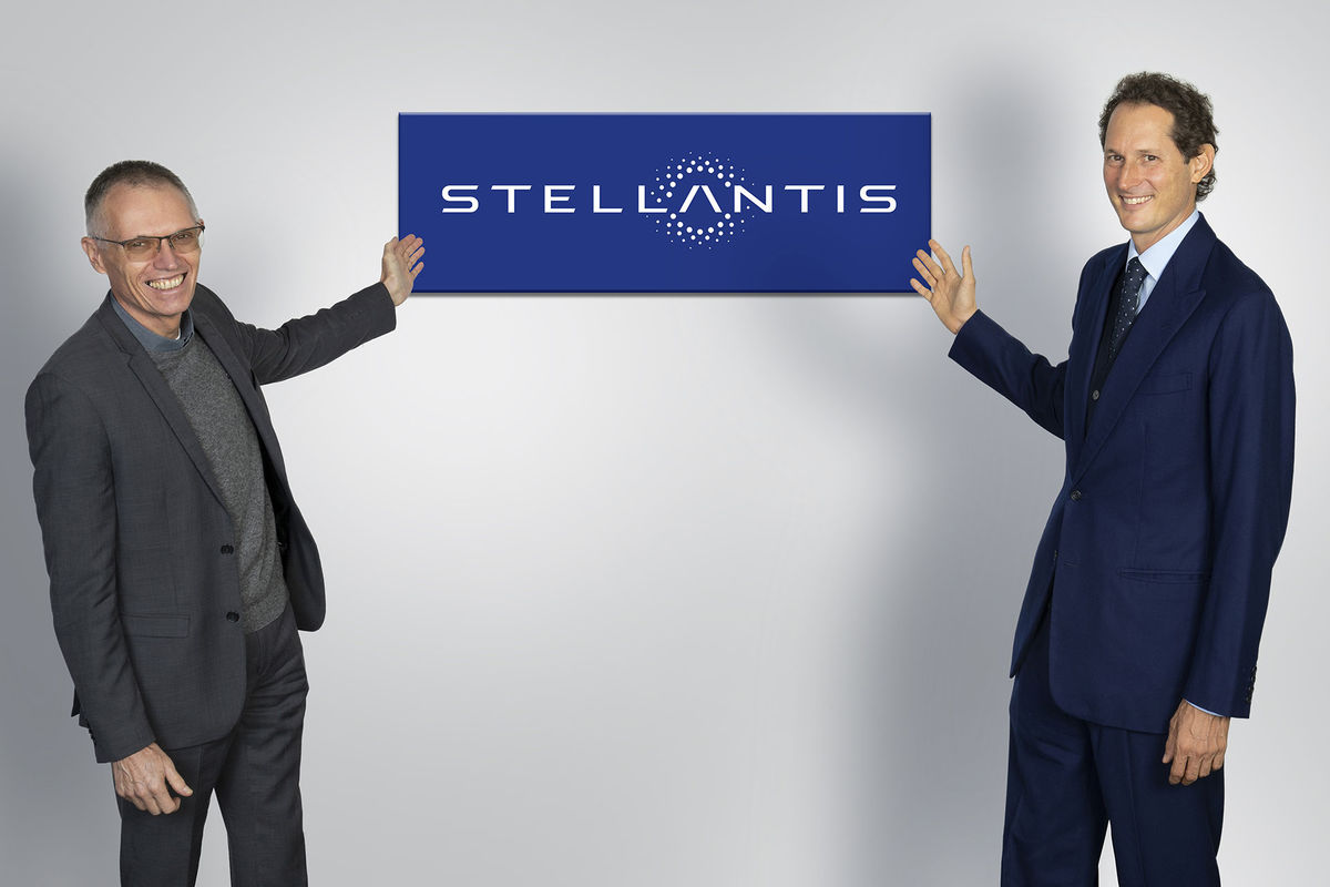 Carlos Tavares a John Elkann slávnoste uviedli...