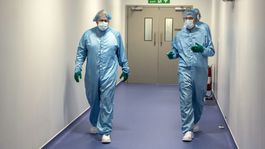 Britský premiér Boris Johnson (vľavo) počas...