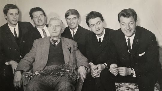 Karol Mika s otcom, ktorý bol notárom, a s bratmi.