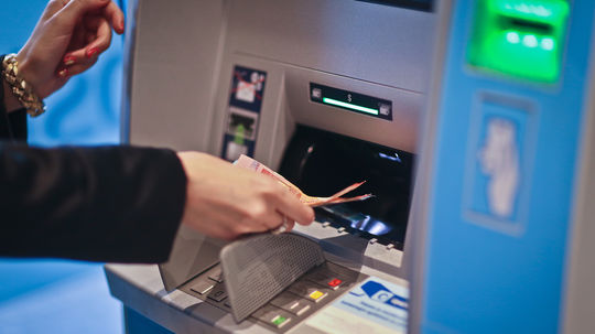 Ako z akčného filmu: Zlodeji vytrhli bankomat z obchodného centra, úlomky sú po celom okolí