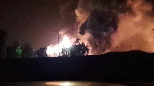 Ropnú rafinériu v sýrskom Homse zachvátil mohutný požiar