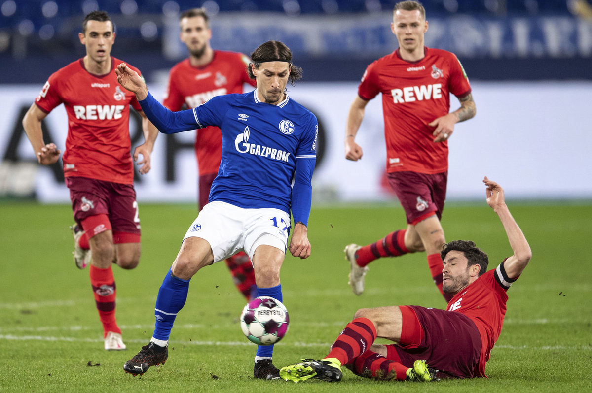 Hráč Schalke Benjamin Stambouli (vľavo) bojuje...