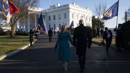 Joe Biden a jeho manželka Jill pred Bielym domom.