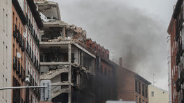 Silná explózia zničila časť domu v centre Madridu.