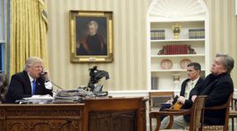 Trump omilostil desiatky ľudí vrátane svojho exporadcu Bannona