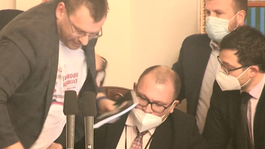 Potýčka kvôli rúškam. V českom parlamente sa pobili poslanci