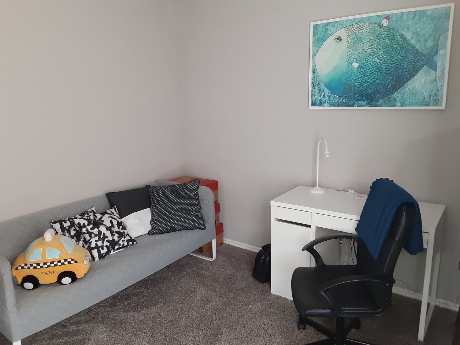 Home office - obraz z IKEA a plyšový taxík zo...