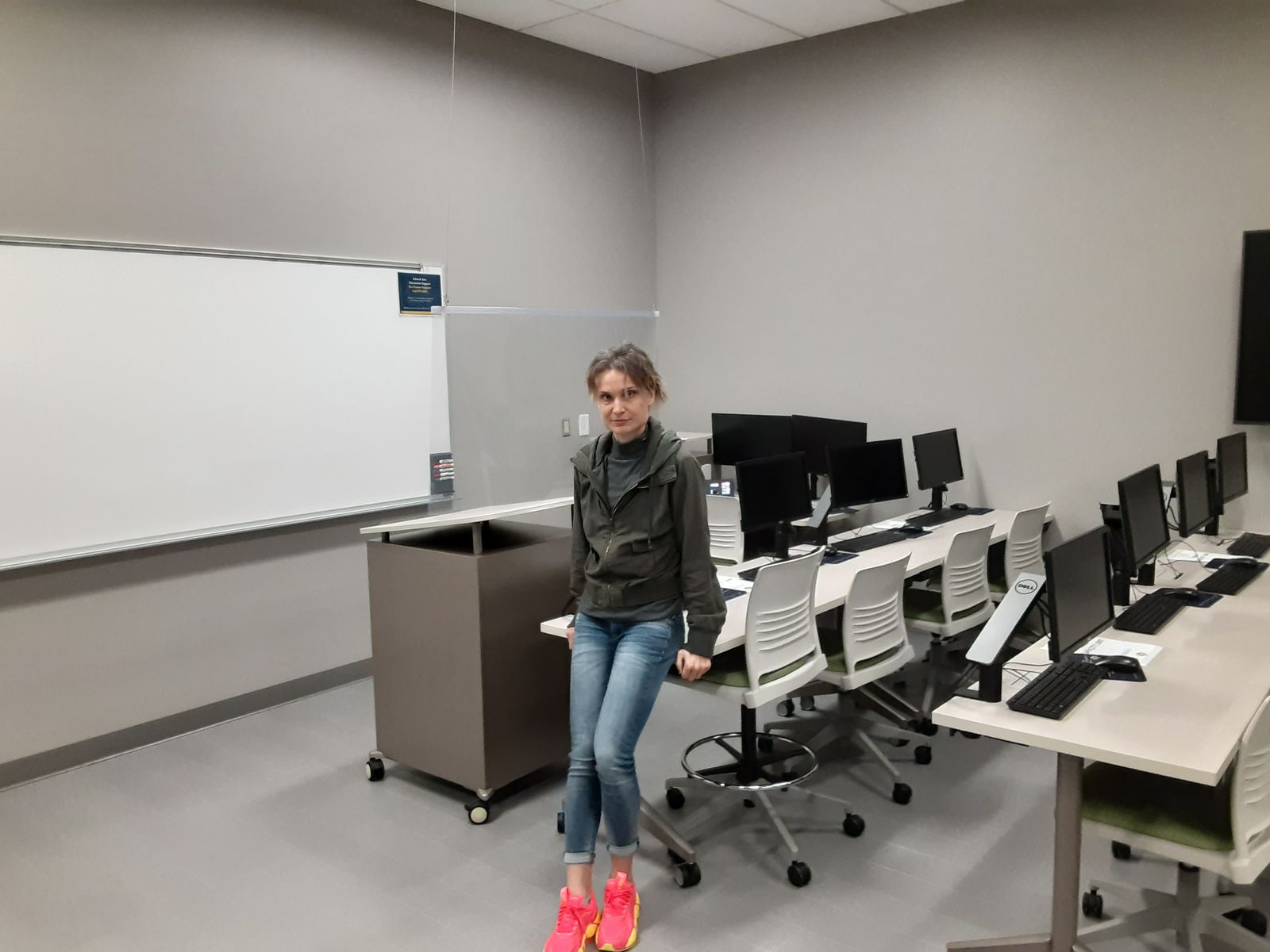 Nina vo svojej triede na univerzite.