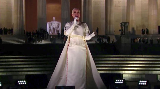 Speváčka Katy Perry ako jedna z účinkujúcich v...