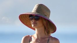 584230941Modelka a herečka Kelly Rohrbach na pláži v americkej Santa Monice. 