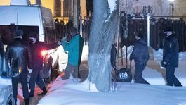 Alexej Navaľnyj (v zelenej bunde) ukazuje znak...