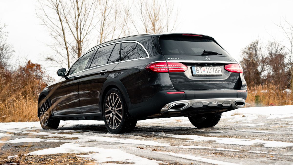 Zadné LED svetlá vytvárajú špecifický svetelný...