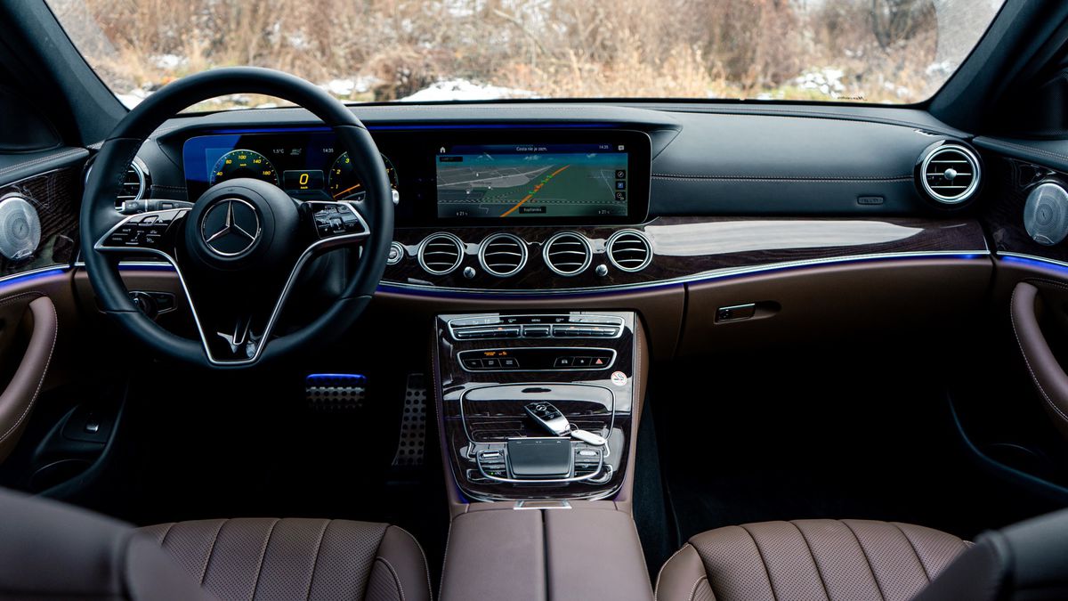 Interiéru dominuje širokouhlý kokpit, tvorený...