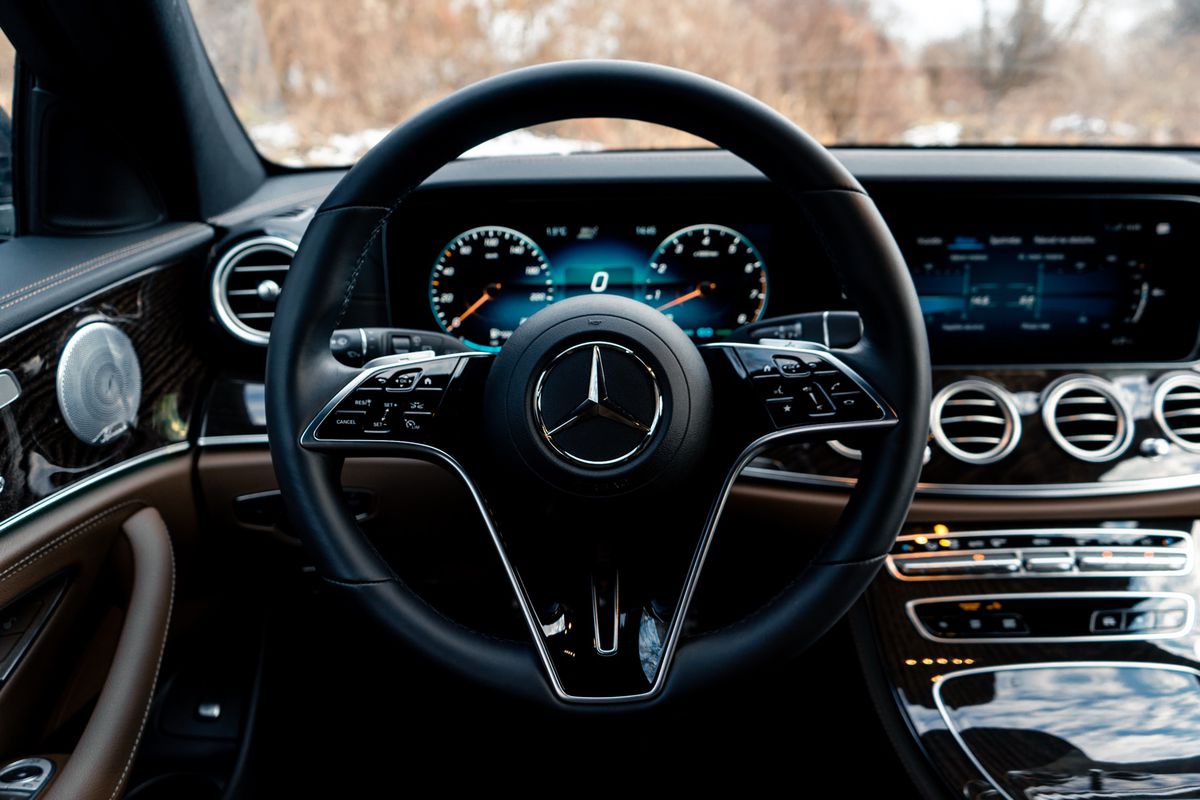 Volant je výrazne prepracovaný, s kapacitnými...