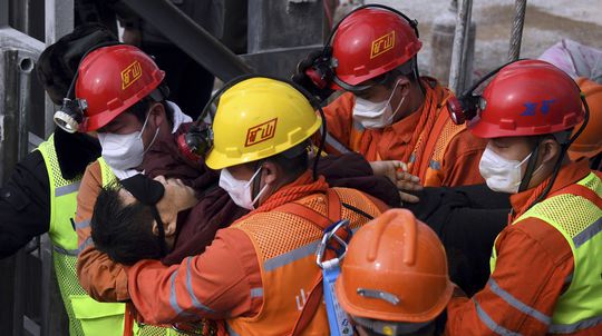 Záchranári po dvoch týždňoch vytiahli z bane vo východnej Číne 11 uviaznutých baníkov