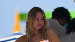 Britská modelka Kimberley Garner na pláži v Miami. 
