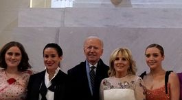 Jill Bidenová (druhá zľava) v šatách od Gabrielly Hearstovej