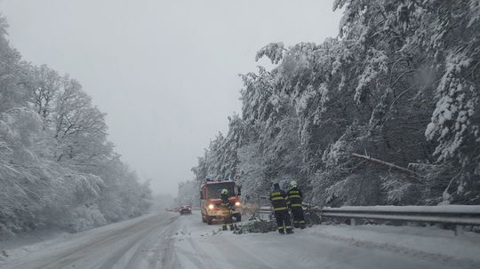 Polícia v Žilinskom kraji upozorňuje na sneženie na viacerých úsekoch