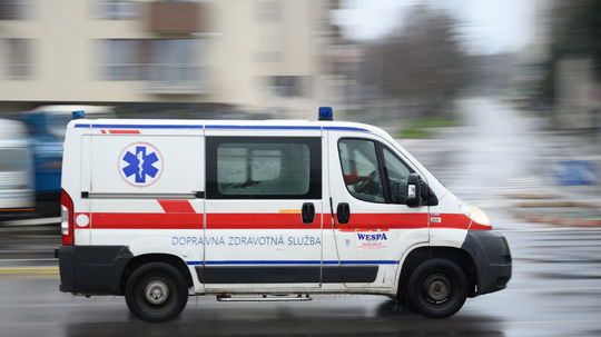 Muž v Dúbravke začal strieľať z okna: Štyria zranení, jeden z nich je policajt. Útočník je mŕtvy