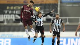 Dúbravka sedí na lavičke, Newcastle prehráva. Aj s nováčikom