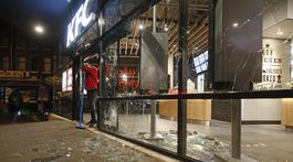 Muž stojí pred rozbitou prevádzkou v holandskom...