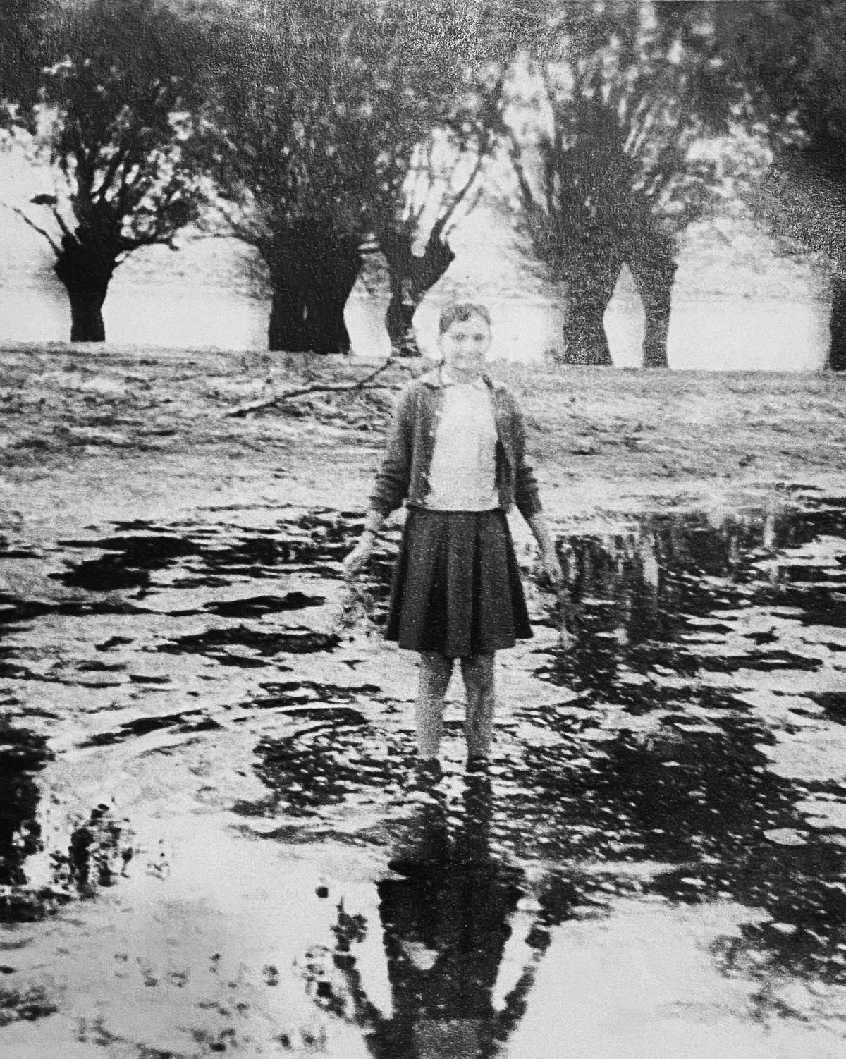 Valéria Klostermanová ako 10-ročná pred vŕbami…