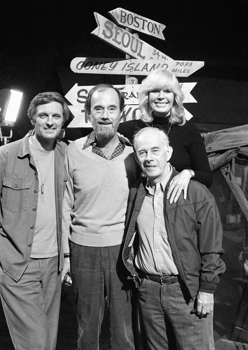 Zľava: Alan Alda, Burt Metcalfe , Harry Morgan...